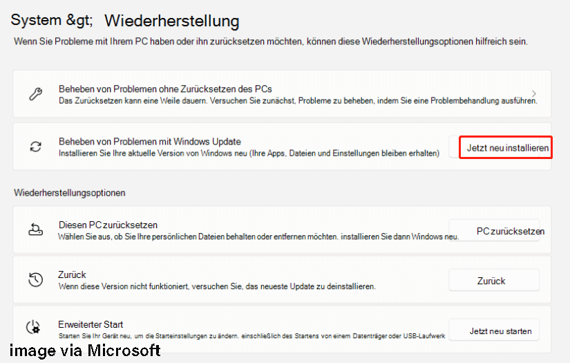 klicken Sie in den Windows-Einstellungen auf „Wiederherstellung“ und dann auf „Jetzt neu installieren“ neben der Option „Beheben von Problemen mit Windows Update“