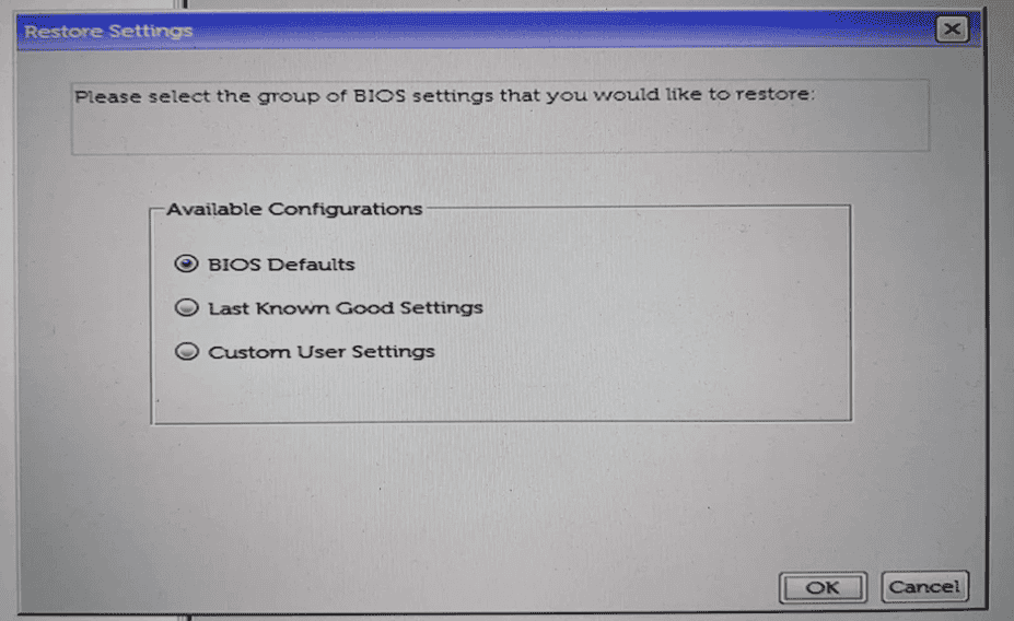 „BIOS Defaults“ im BIOS markieren, um das BIOS auf Standardeinstellungen zurückzusetzen