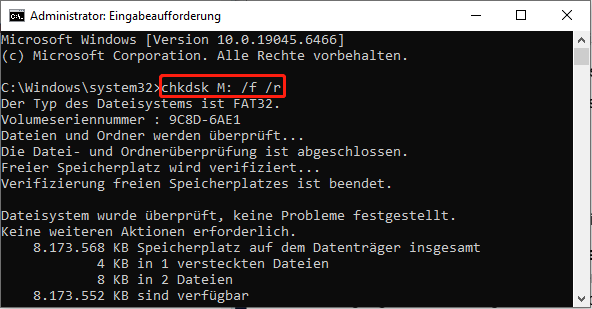 Eingabeaufforderung in der Windows-Wiederherstellungsumgebung mit laufenden CHKDSK-Befehlen.