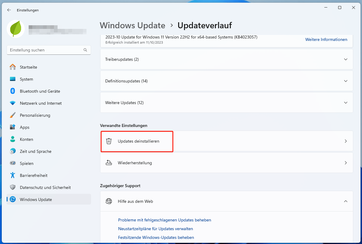 Fenster Updateverlauf in den Windows 11-Einstellungen mit der ausgewählten Option Updates deinstallieren.