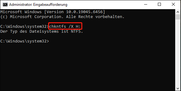 Ausführung des Befehls chkntfs /x in der Eingabeaufforderung.