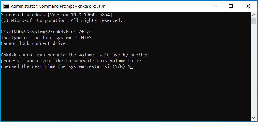 Commande CHKDSK pour la vérification du disque avec les paramètres /f et /r dans l'invite de commande.
