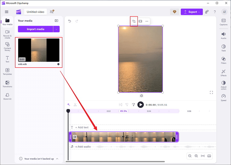 Ziehen Sie das hinzugefügte Video auf die Zeitleiste und klicken Sie auf das Symbol Zuschneiden über dem Video in Clipchamp.