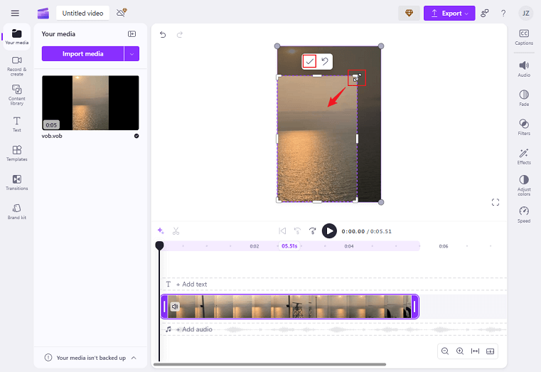 Ziehen Sie das Doppelpfeil-Symbol nach innen, um das VOB-Video in Clipchamp zuzuschneiden.