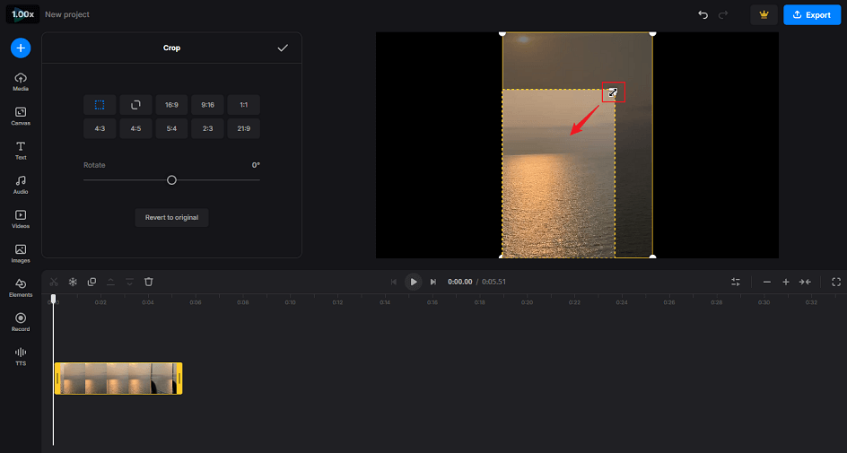 ダブルアローアイコンが表示されたら、それを内側にドラッグして動画をクロップ