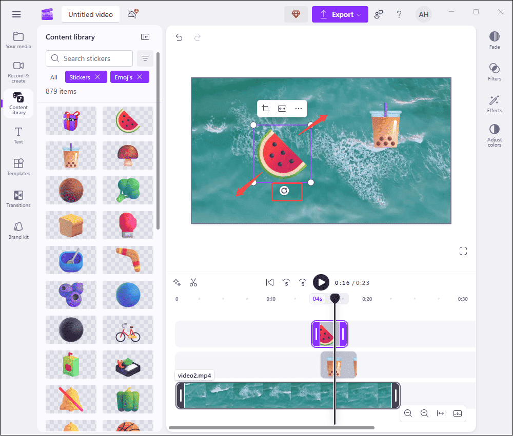 Ajustez la taille et l'angle de l'emoji en faisant glisser votre souris dans Clipchamp.