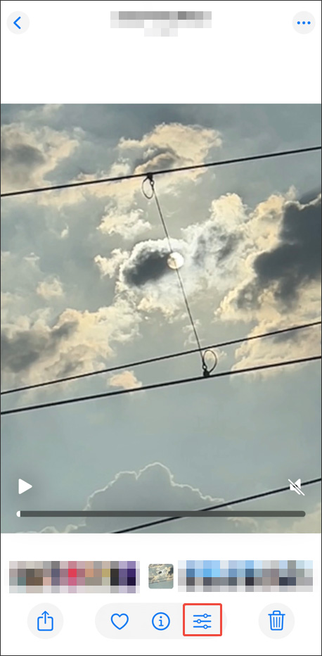 iPhoneの写真アプリで動画の編集アイコンを示すスクリーンショット