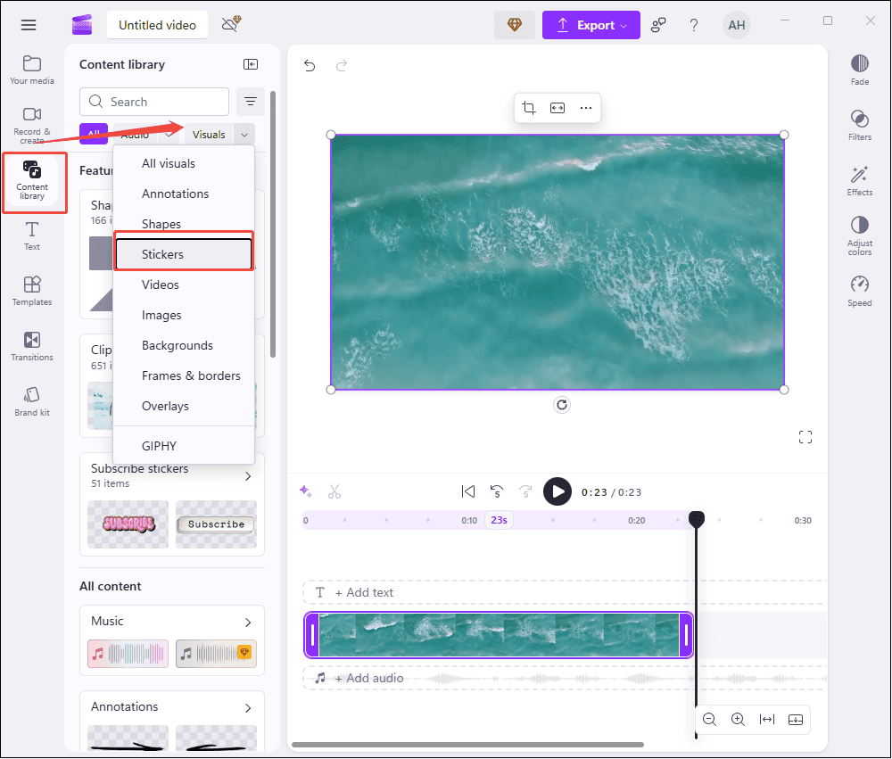 Clique em Biblioteca de conteúdo e depois em Visuais para encontrar os adesivos no Clipchamp.