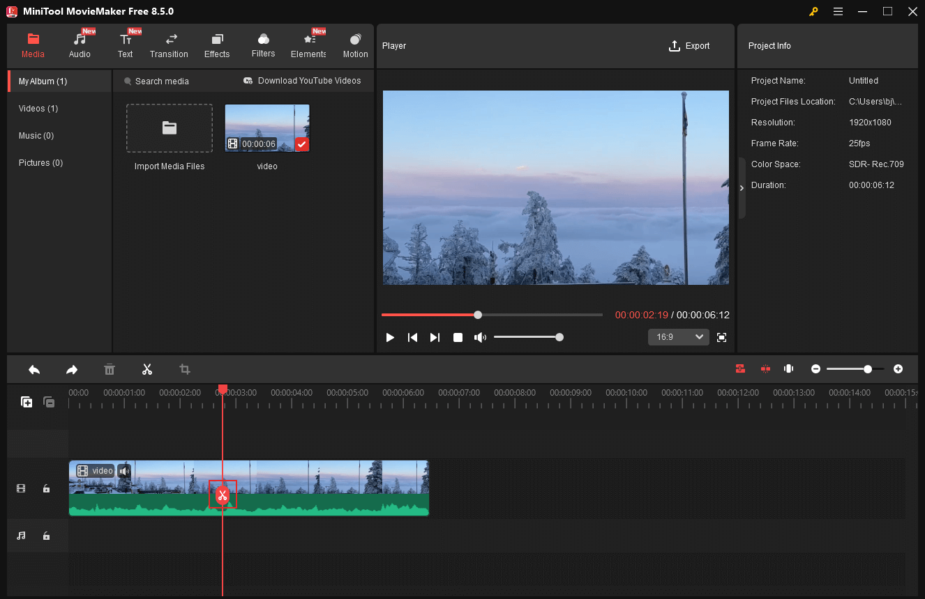 MiniTool MovieMaker interface showing how to split a video.