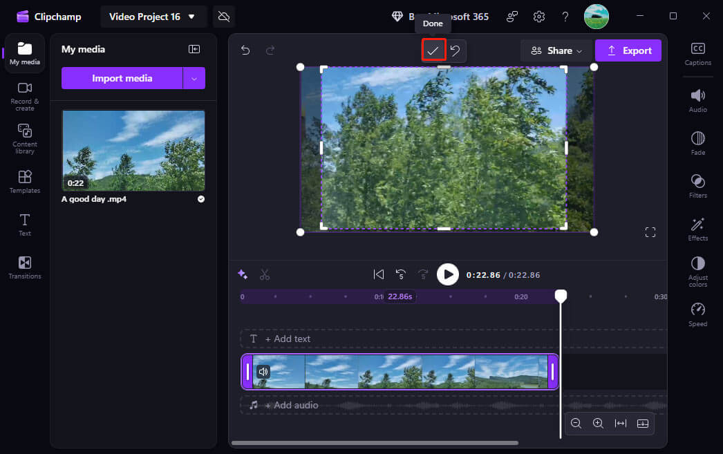 Microsoft Clipchamp-Oberfläche mit ausgewähltem Symbol Fertig in der schwebenden Symbolleiste über der Videovorschau.