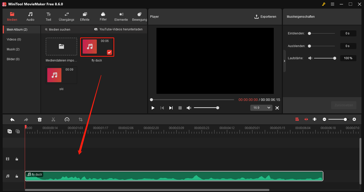 MiniTool MovieMaker-Oberfläche, die zeigt, wie eine Audiodatei aus der Medienbibliothek zur Zeitleiste hinzugefügt wird.
