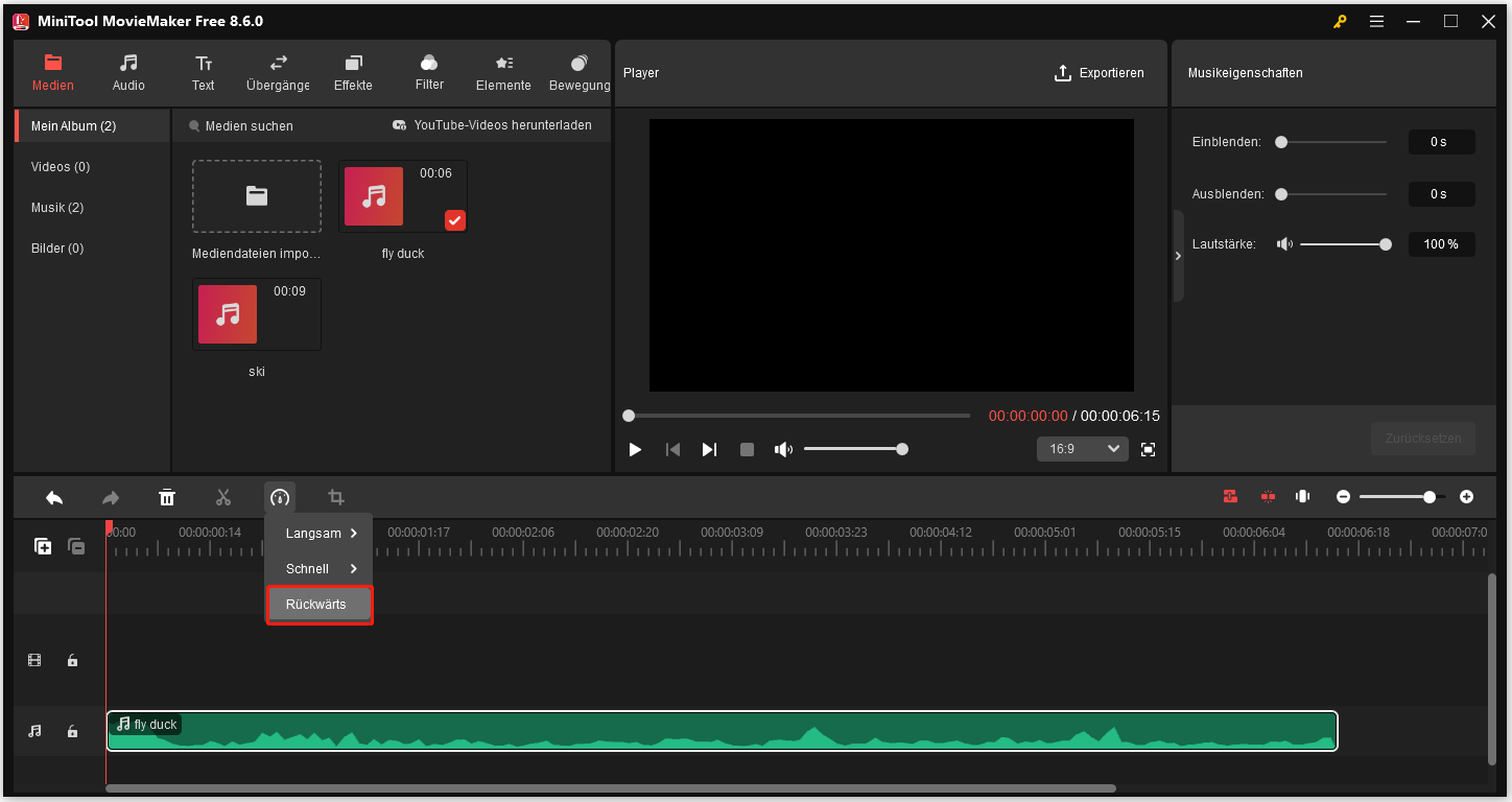 MiniTool MovieMaker-Oberfläche, die die ausgewählte Option Umkehren aus dem Dropdown-Menü Geschwindigkeit auf der Zeitleiste zeigt.