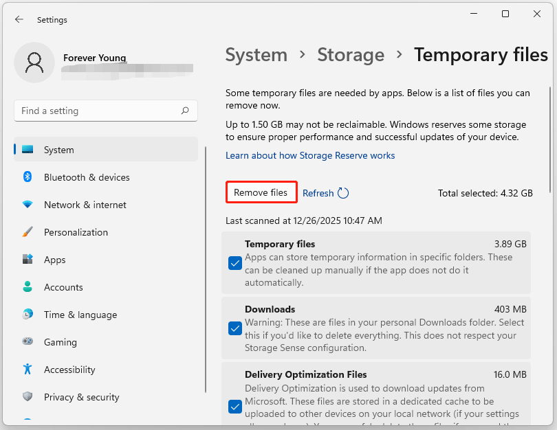 The Remove files option selected to clear temporary files in Windows Settings.