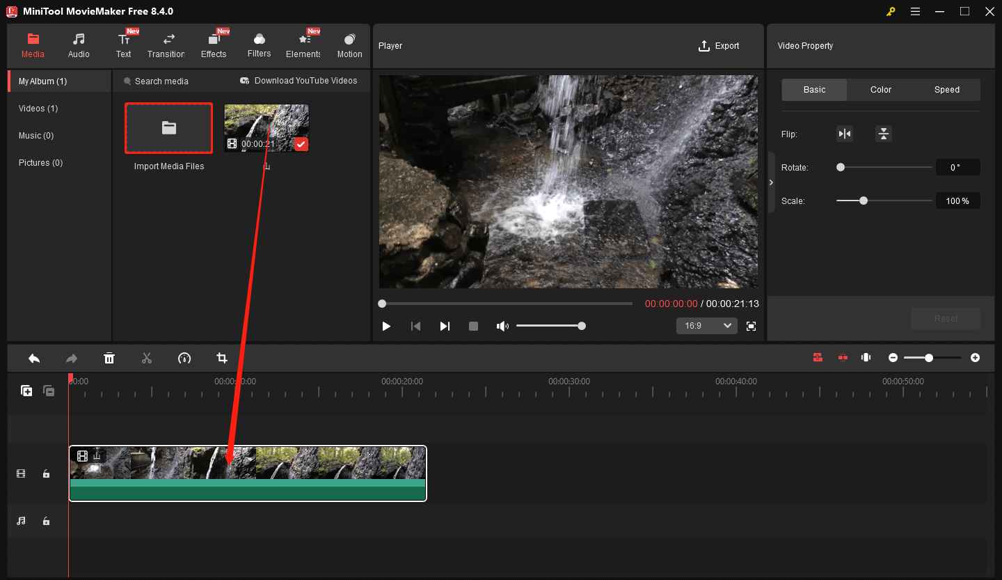 MiniTool MovieMakerで動画をタイムラインにドラッグ&ドロップしている様子
