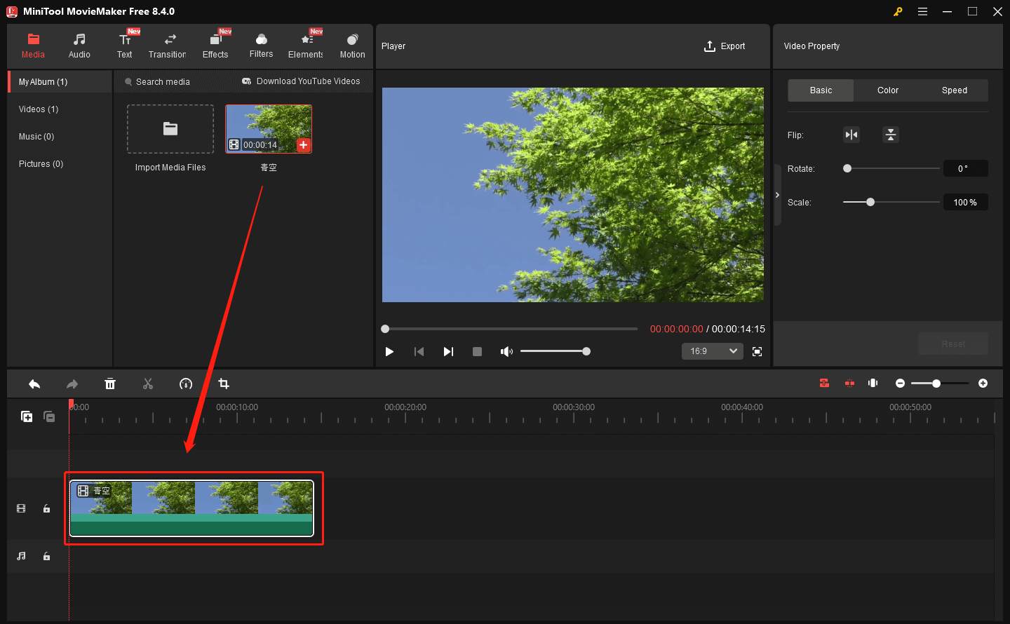 MiniTool MovieMakerで動画ファイルをタイムラインにドラッグしている様子