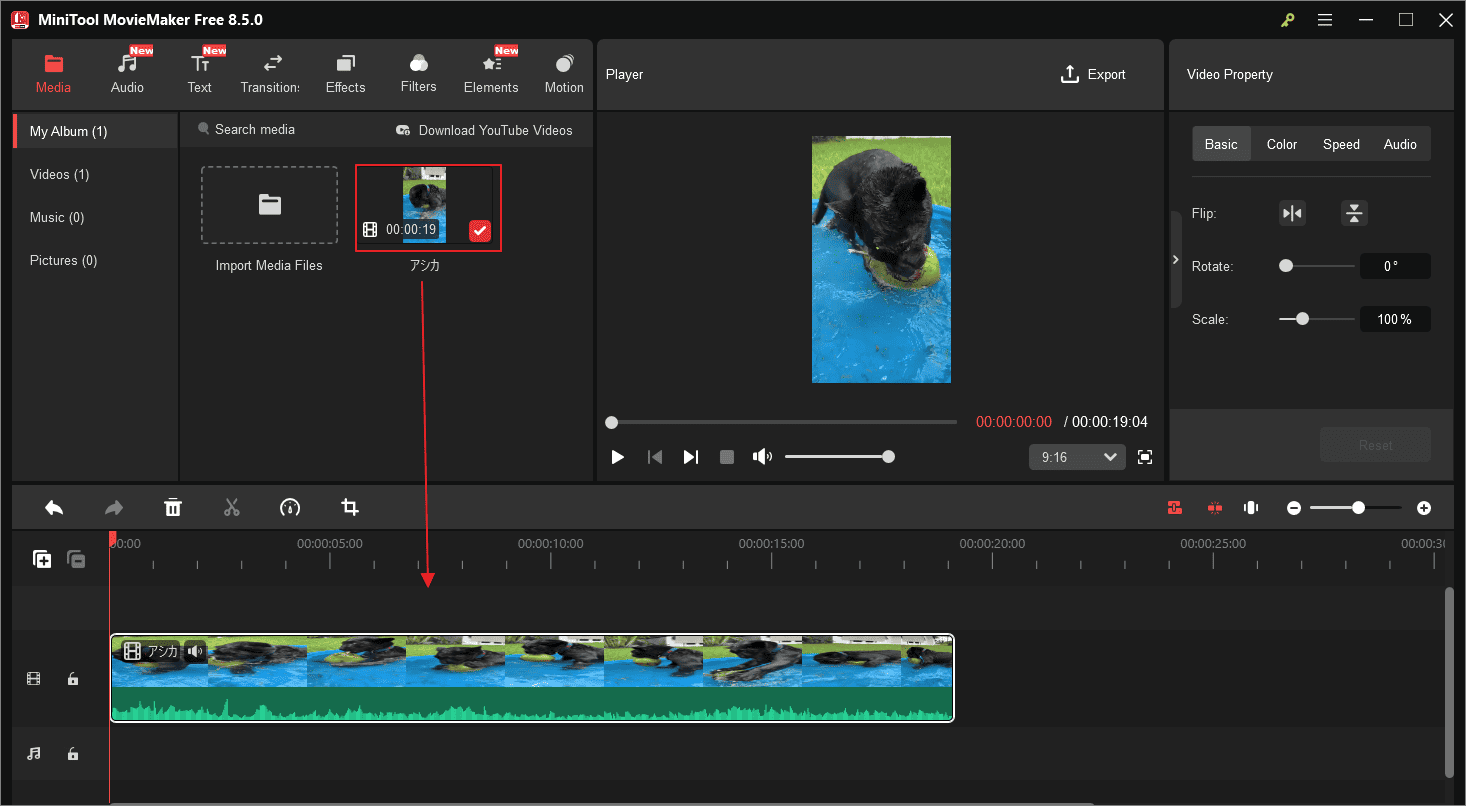 Facebook動画をMiniTool MovieMakerのタイムラインにドラッグする方法を示す画面